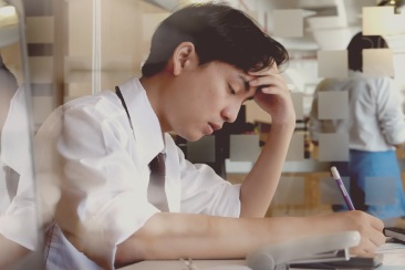 Đã đến lúc ta nên sống “ổn” với cảm giác không ổn tại nơi làm việc