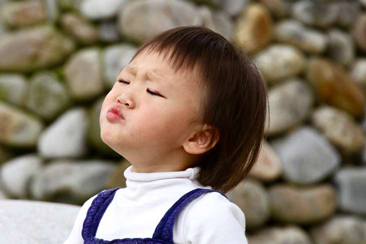 Ứng xử ra sao khi trẻ bướng bỉnh, tính tình thất thường?