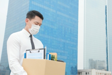 Làm gì khi bị buộc thôi việc đột ngột?