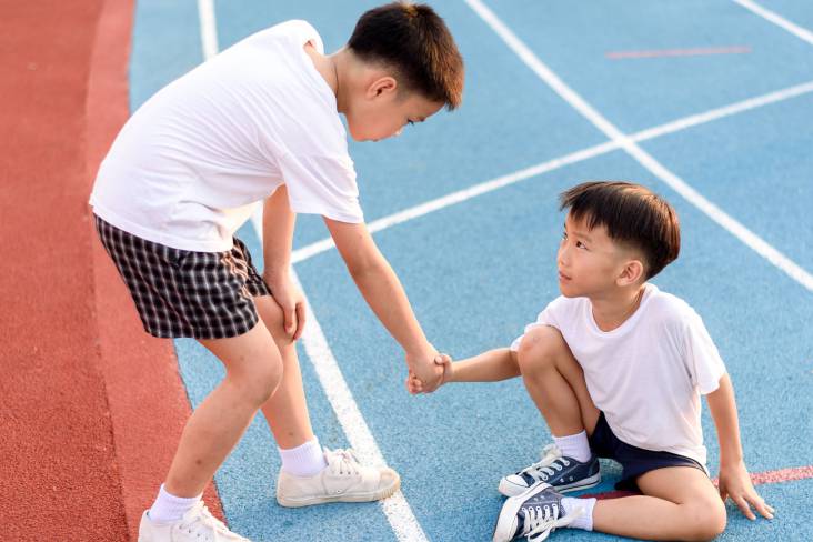 Biết cách quan tâm người khác, con sẽ trở thành người tử tế