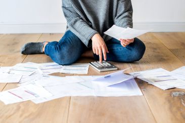 Ta có đang gánh nợ quá nhiều?