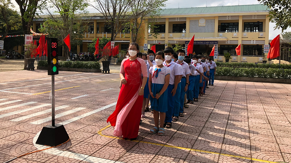 Một lớp học với chủ đề an toàn giao thông trong khuôn khổ của dự án. Dự án cũng trang bị mũ bảo hiểm đạt chuẩn và góc mô phỏng ngã tư giao thông để phục vụ các tiết học thực hành