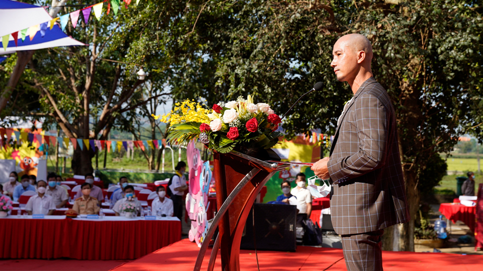 Ông Trần Thanh Phong (Phó Tổng Giám Đốc Tiếp Thị, Prudential Việt Nam) phát biểu khai mạc sự kiện Ngày hội An toàn Giao thông tại trường tiểu học Bồ Đề (tỉnh Quảng Ngãi)