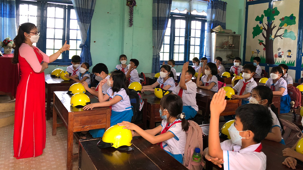 Một tiết học thực hành tại Góc mô phỏng ngã tư đường phố do dự án Đến trường An toàn trang bị tại trường tiểu học Bồ Đề (Quảng Ngãi) 