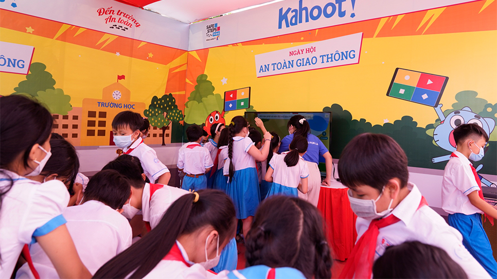 Các em học sinh tại trường Bồ Đề (Quảng Ngãi) thử thách với trò chơi kiến thức An toàn giao thông trên ứng dụng Kahoot! trong Ngày hội An toàn giao thông 