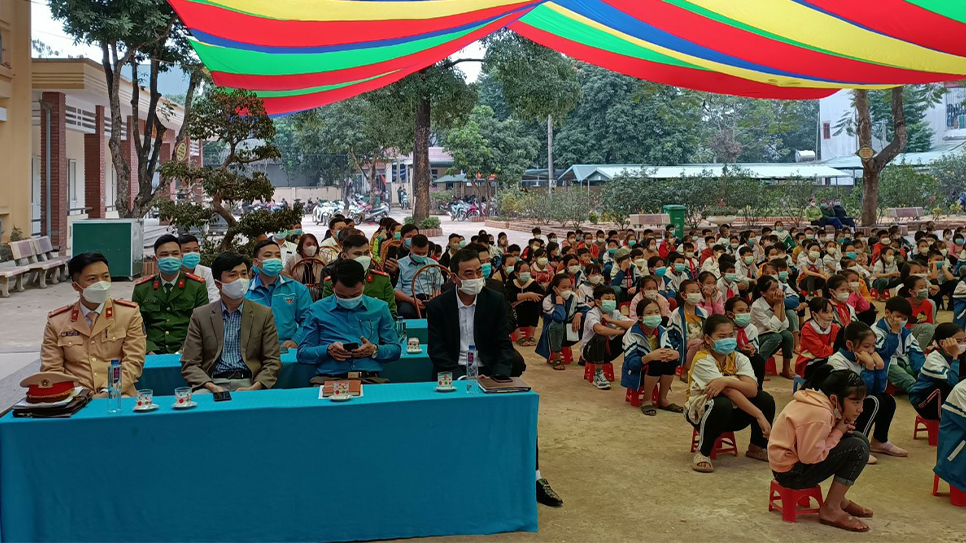 Các em học sinh trường Ân Nghĩa (Hòa Bình) trong cuộc thi Rung chuông vàng toàn trường với chủ đề An toàn giao thông đường bộ, trong khuôn khổ các hoạt động của Ngày hội An toàn giao thông 