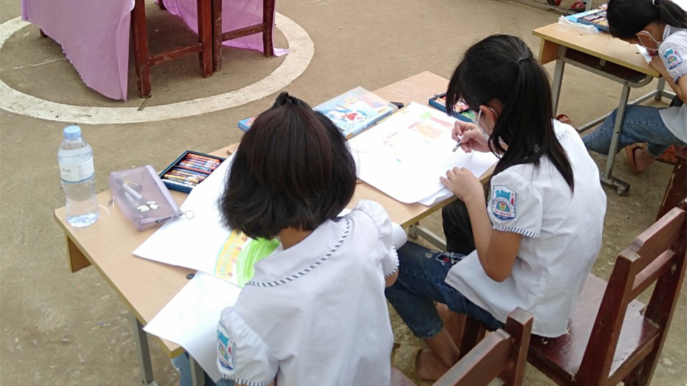 Các em học sinh trường Ân Nghĩa (Hòa Bình) trong cuộc thi vẽ tranh chủ đề An toàn giao thông đường bộ, trong khuôn khổ các hoạt động của Ngày hội An toàn giao thông