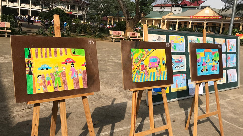 Cuộc thi vẽ tranh với chủ đề An toàn giao thông đường bộ được trường Xuất Hóa (Hòa Bình) tổ chức để gắn kết học sinh toàn trường với các hoạt động dạy và học về an toàn giao thông của dự án Đến trường An toàn