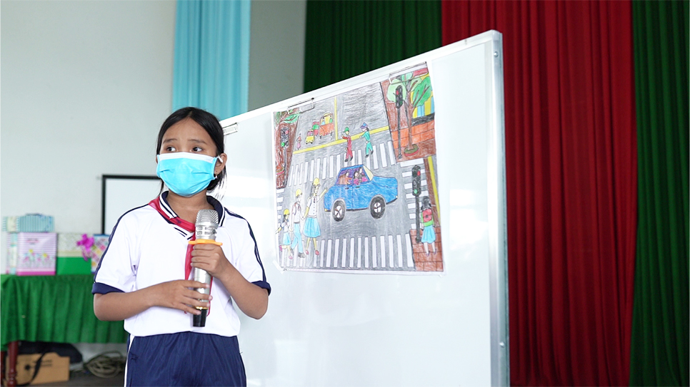 Học sinh trường Trần Văn Trà (Quảng Ngãi) thuyết trình về bức tranh với chủ đề An toàn giao thông trong Ngày hội An toàn giao thông 