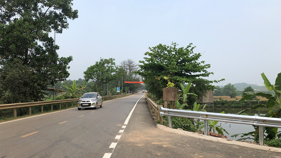 Đường dẫn vào trường, hành lang an toàn và hệ thống vạch kẻ đường, đèn tín hiệu cùng biển báo an toàn mới tại trường tiểu học Xuất Hóa (Hòa Bình)