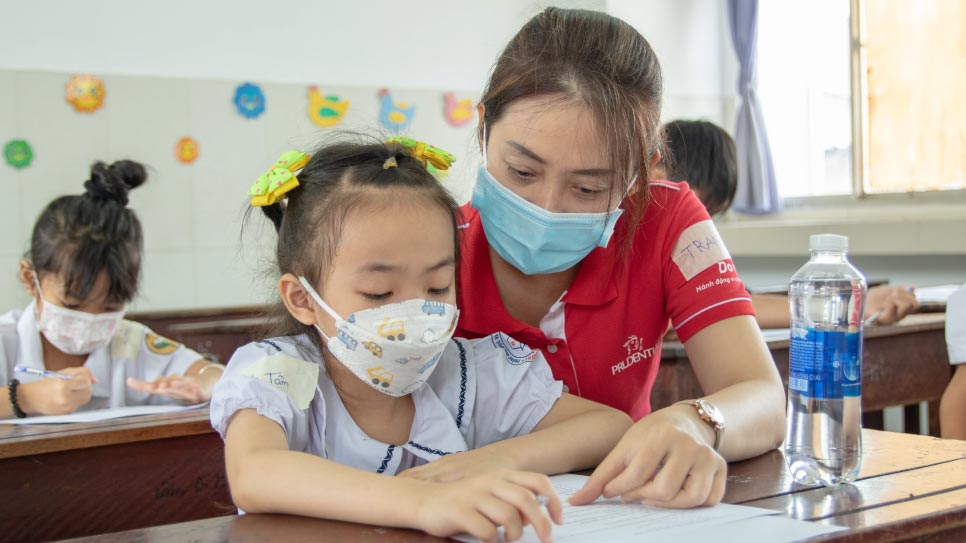 Tình nguyện viên và học sinh trong khóa học chăm sóc mắt và cách giữ an toàn trên không gian mạng