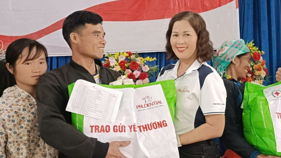 Đại diện Prudential trao gửi tấm lòng của nhân viên, tư vấn viên Prudential san sẻ các hộ gia đình bị ảnh hưởng bởi bão, lũ