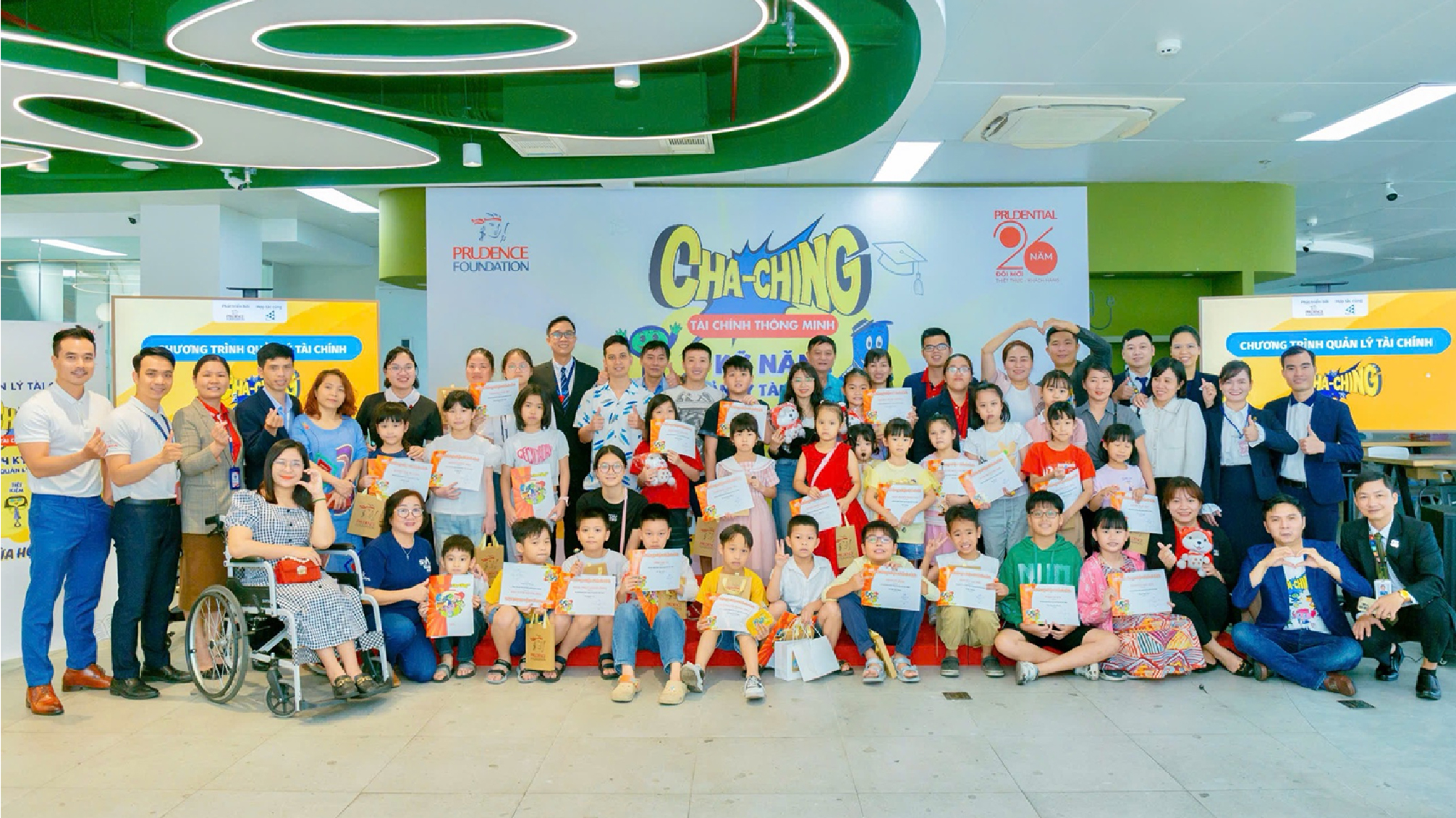 Các em học sinh tham gia lớp học về Quản lý tài chính thông minh cùng Cha-Ching