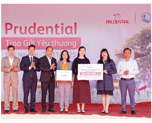 Prudential hỗ trợ gia đình khó khăn sau bão lũ ở miền Trung & Bắc