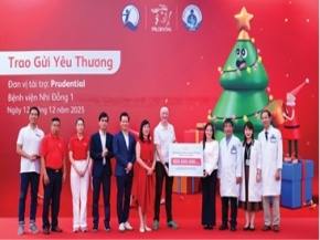 Prudential trao 2.600 phần quà Noel cho bệnh nhi TP.HCM và Hà Nội