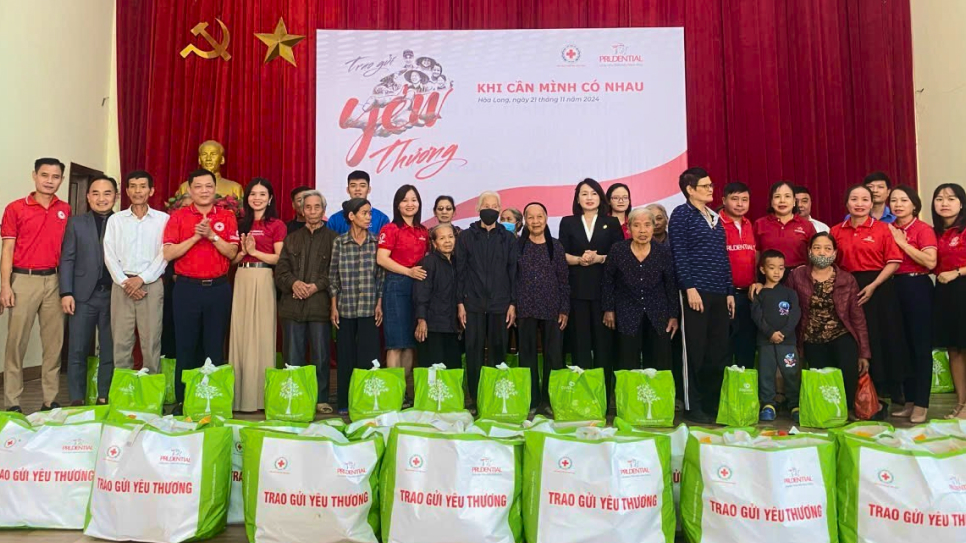 Các gói nhu yếu phẩm được trao cho bà con chịu ảnh hưởng bởi thiên tai, bão lũ