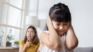 Ba mẹ nóng giận, con bắt chước