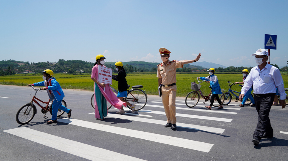 Vạch kẻ đường, đèn tín hiệu và biển báo an toàn