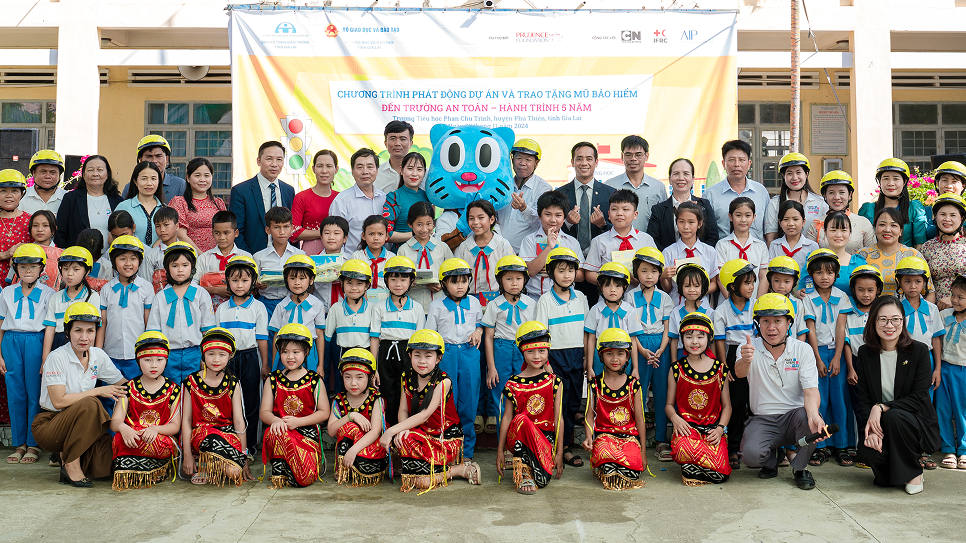 Đại biểu chụp ảnh kỷ niệm cùng học sinh