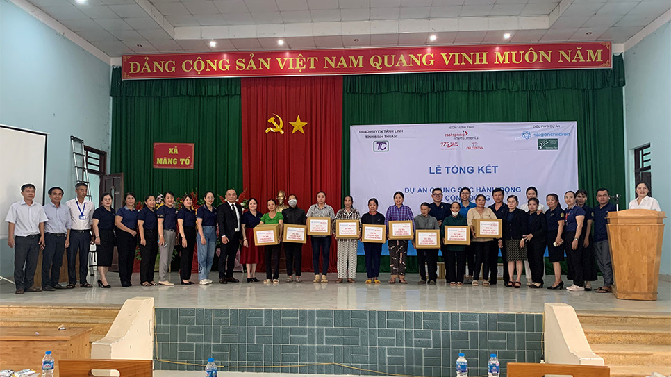 Các hộ gia đình khó khăn nhận quà hỗ trợ Tết