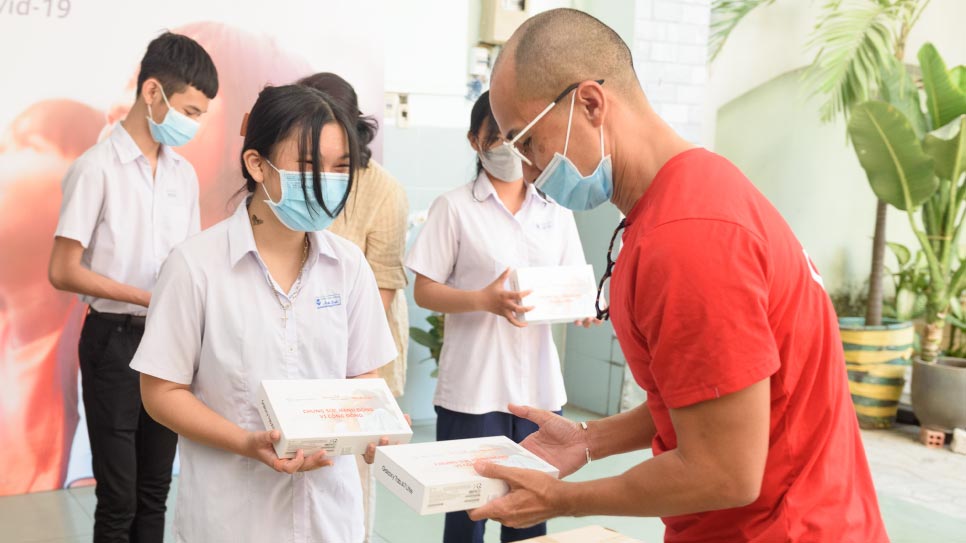 Ông Trần Thanh Phong trao tặng thiết bị học tập