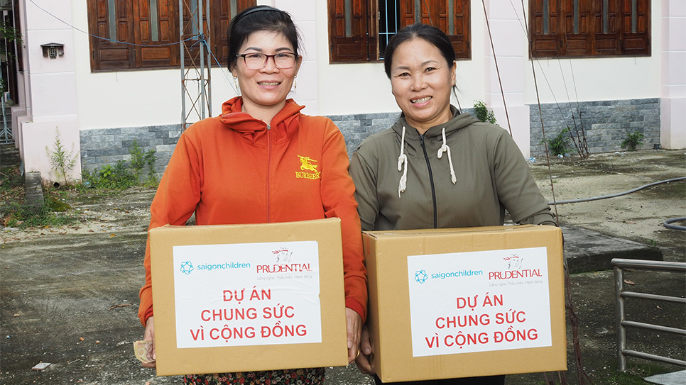 Trao quà cho bà con tại Lễ tổng kết dự án