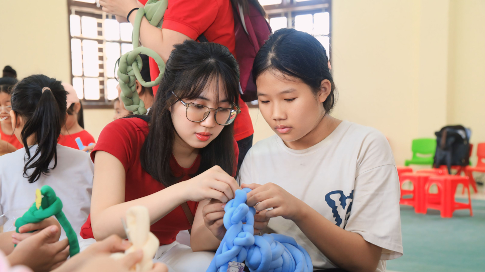 Tình nguyện viên và trẻ em Làng SOS Hải Phòng