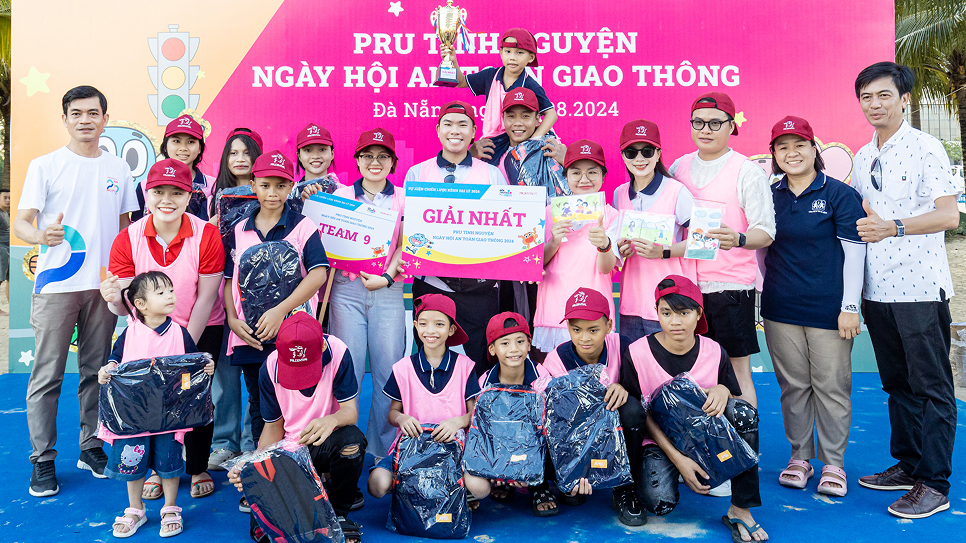 Học sinh và các tình nguyện viên Prudential