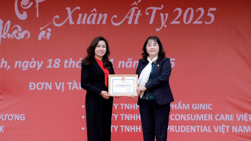 Trao bảng tượng trưng cho Hội Chữ Thập Đỏ Yên Bái