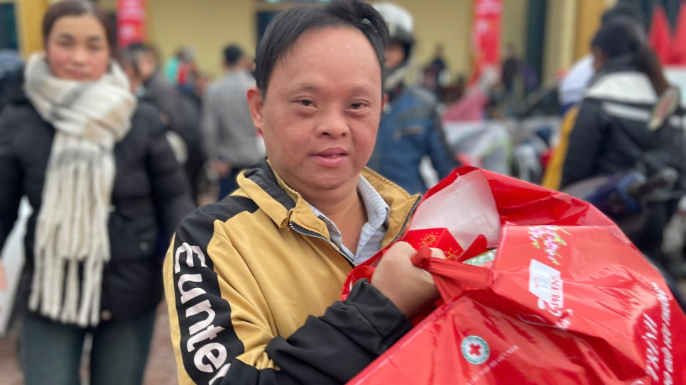 Bà con vui mừng nhận túi hỗ trợ