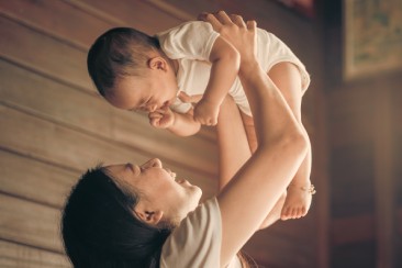 Chào đón thiên thần nhỏ, cha mẹ nên chọn giải pháp bảo hiểm nào?