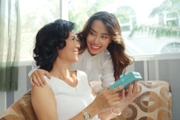 Mua bảo hiểm nhân thọ cho bố mẹ: Món quà ý nghĩa và thiết thực