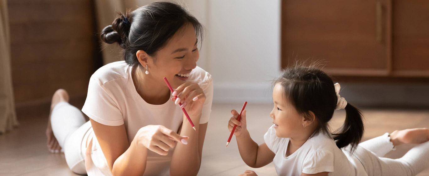 Chơi trò chơi cùng con là một việc làm thú vị và cũng có lợi cho trẻ. Trong khi chơi, cha mẹ có thể thúc đẩy niềm đam mê khám phá, phát triển khả năng tư duy, tăng cường giáo dục về kỹ năng xã hội cho trẻ, và đồng thời tạo ra những kỷ niệm vui vẻ với con.