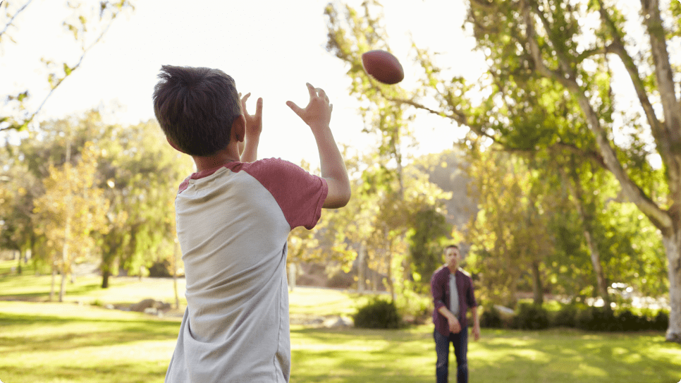Trò chơi ném bóng giúp trẻ biết được khái niệm về trọng lực