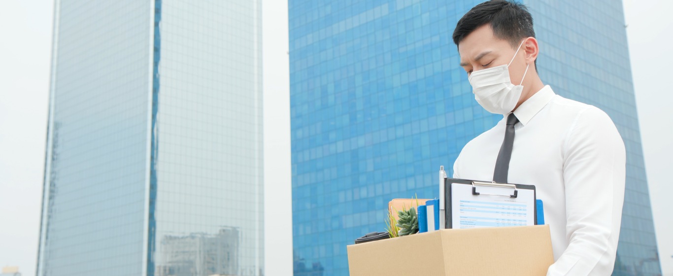Làm gì khi bị buộc thôi việc đột ngột?