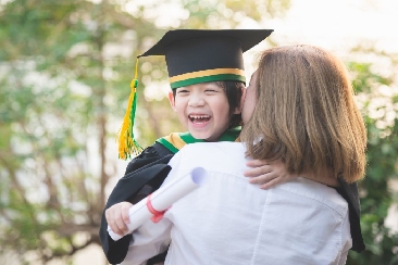 Bảo hiểm an sinh giáo dục là gì? Có nên mua cho con không?