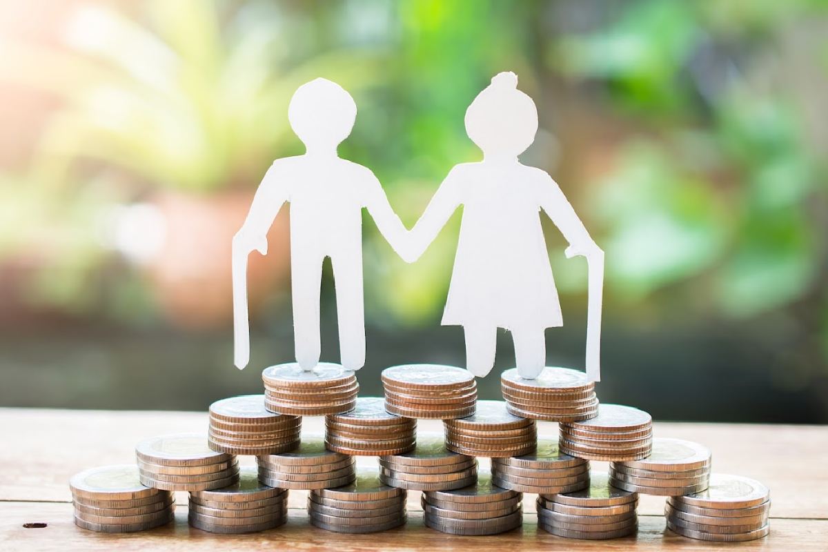 nen-mua-bao-hiem-suc-khoe-cho-nguoi-tren-60-65-tuoi-khong-1200x800-1