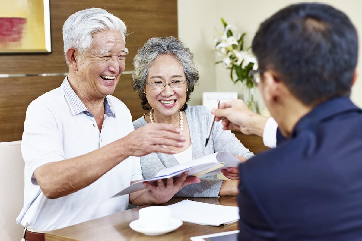 nen-mua-bao-hiem-suc-khoe-cho-nguoi-tren-60-65-tuoi-khong-1200x800-2