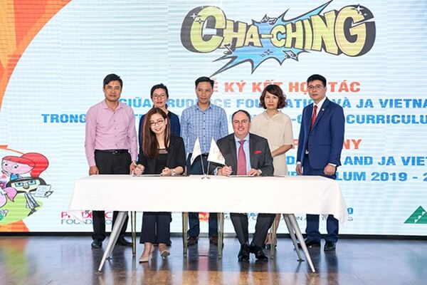 Ký kết với tổ chức Junior Achievement Vietnam 