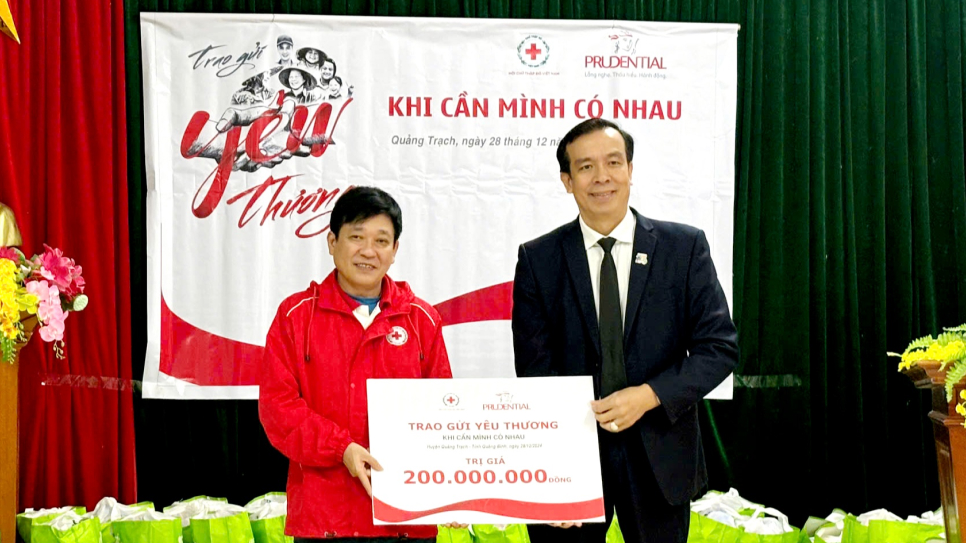 Trao bảng tượng trưng cho Hội Chữ Thập Đỏ