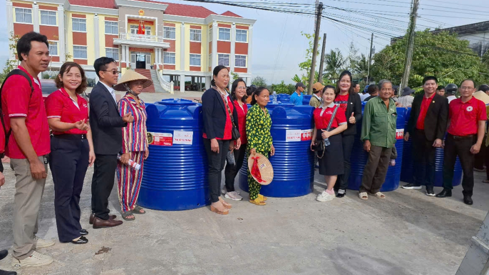 Tình nguyện viên Prudential hỗ trợ bà con