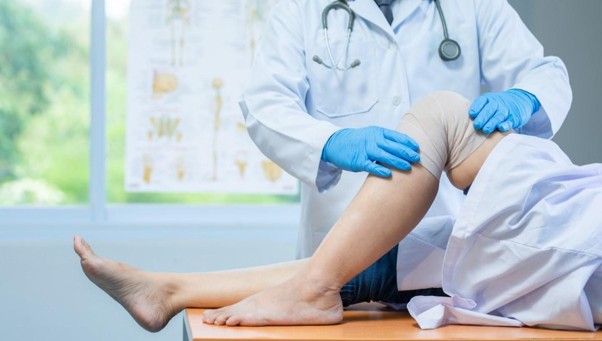 Bệnh nhân điều trị chấn thương chân tại cơ sở y tế, minh họa lợi ích của bảo hiểm tai nạn khi gặp rủi ro bất ngờ.