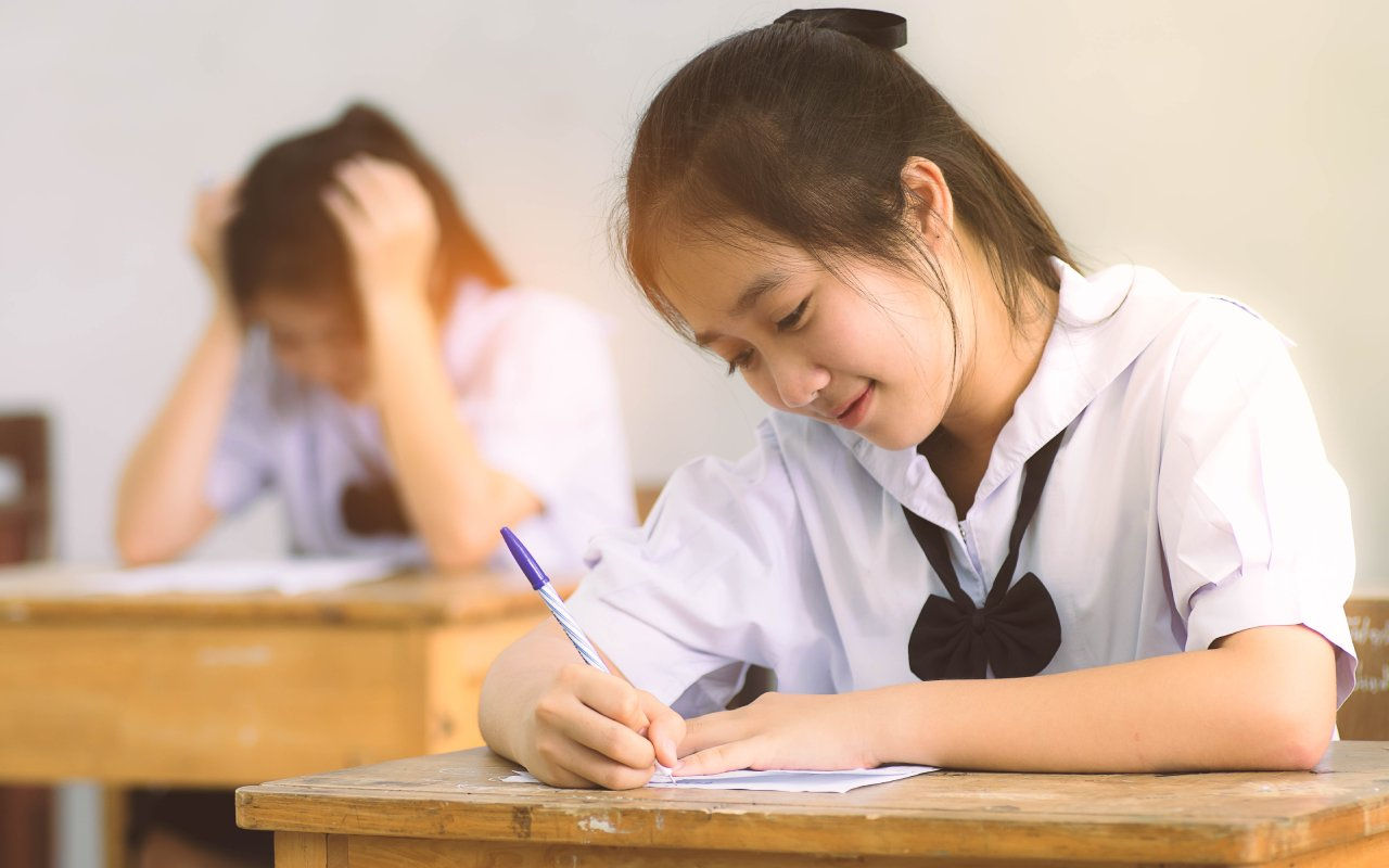 Học sinh làm bài trong lớp, minh họa đối tượng tham gia bảo hiểm thân thể học sinh.