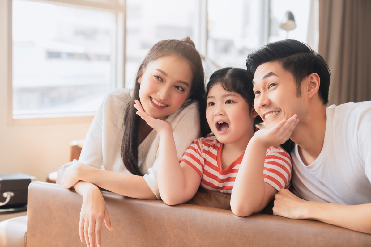 gia đình ba người hạnh phúc vì có gói bảo hiểm cho bé 0-6 tuổi