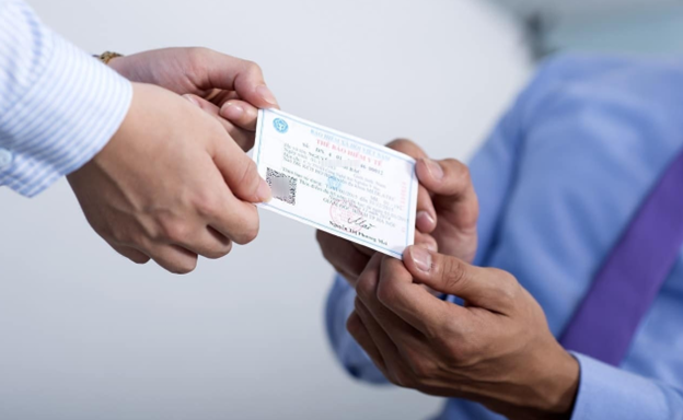 công ty trao cho nhân viên bảo hiểm y tế