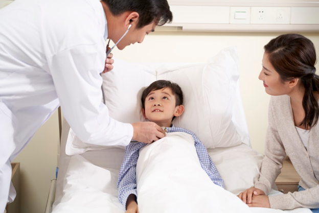 Trẻ được bác sĩ thăm khám, minh họa quyền lợi bảo hiểm sức khỏe.