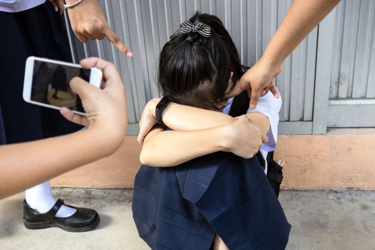 Bạo lực học đường là gì? Phân loại, biểu hiện và giải pháp