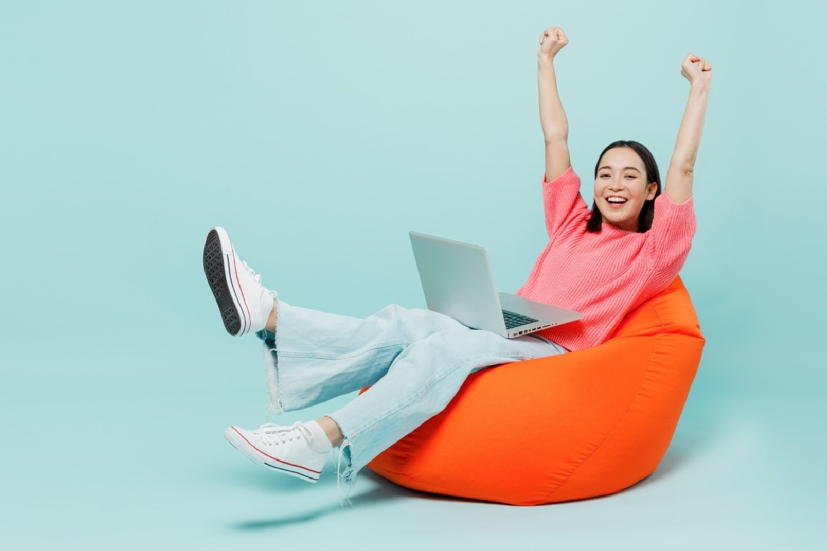 cô gái phấn khởi khi có được bảo hiểm 