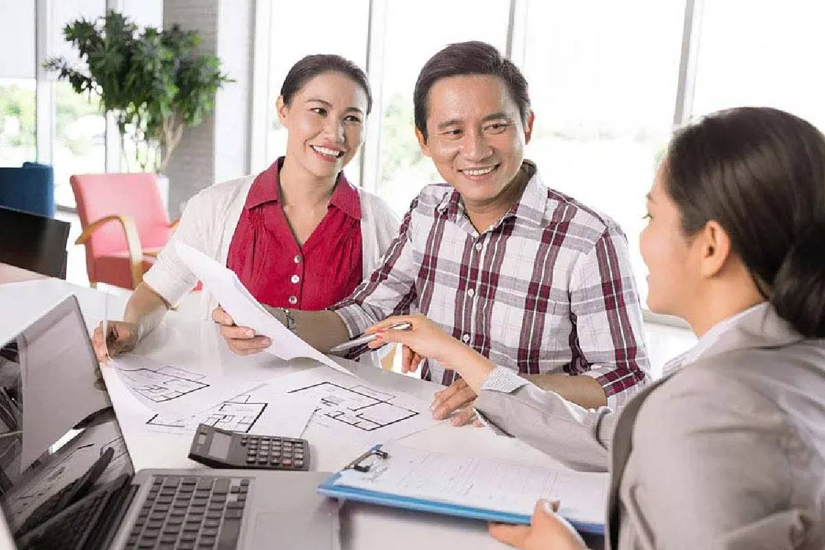 nhân viên tươi cười thảo luận về chi phí mua bao hiểm