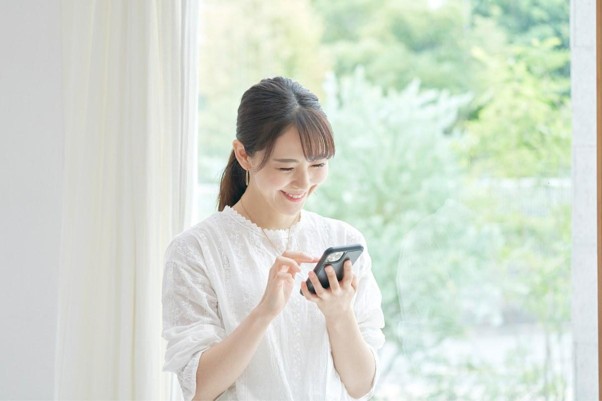 Khách hàng tra cứu hợp đồng bảo hiểm nhanh chóng qua ứng dụng trên điện thoại.